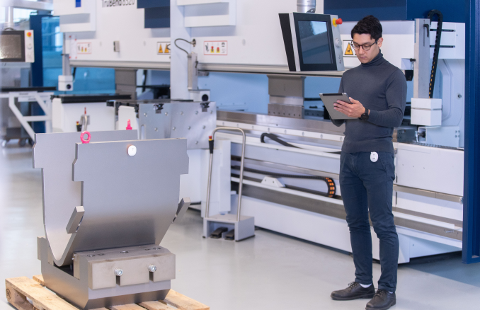 Omlox enables the localization of forklifts, drones, automated guided vehicles or tools from different manufacturers with only one infrastructure. Image: © Trumpf Group