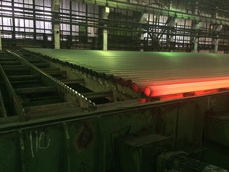 Seamless steel tubes on the cooling bed of the PQF plant at Tagmet Image: © SMS Group