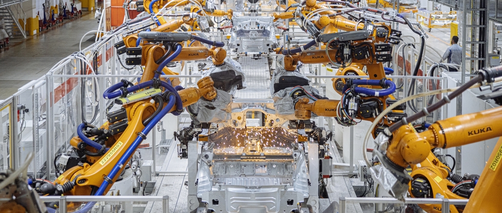 Das zweite vollelektrische Fahrzeug von Volkswagen – der ID.4 – geht in Serie. Am Bau beteiligt sind zahlreiche Kuka-Roboter und -Linearverfahreinheiten. © Kuka