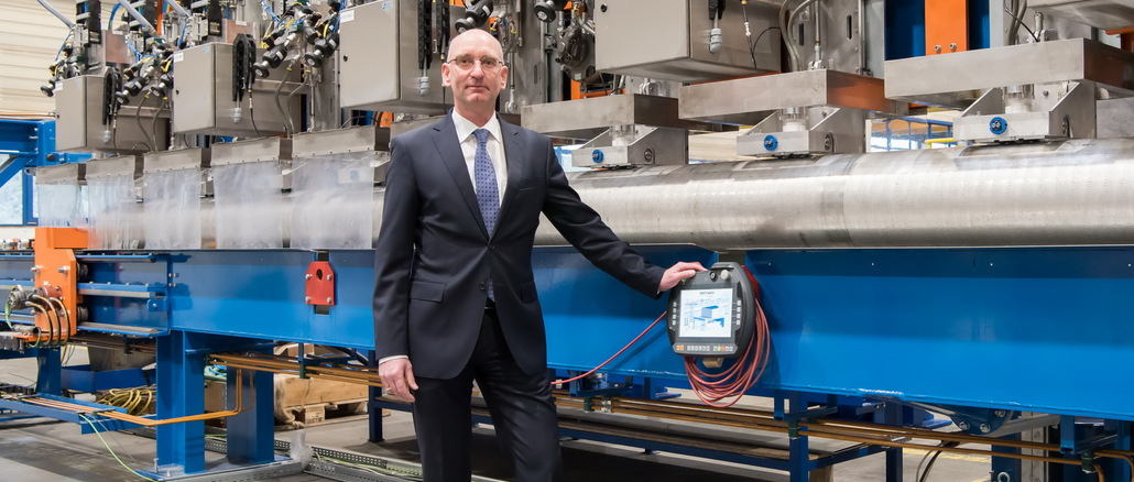 Gerold Keune in the Hertwich factory in front of one of the most powerful ultrasonic testing systems with up to AA testing quality and intuitive operating functions © SMS Group