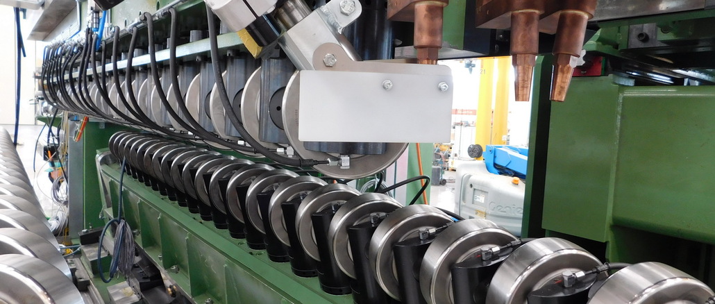 The three-roller bending unit of the SMS pipe forming station in detail © SMS Group