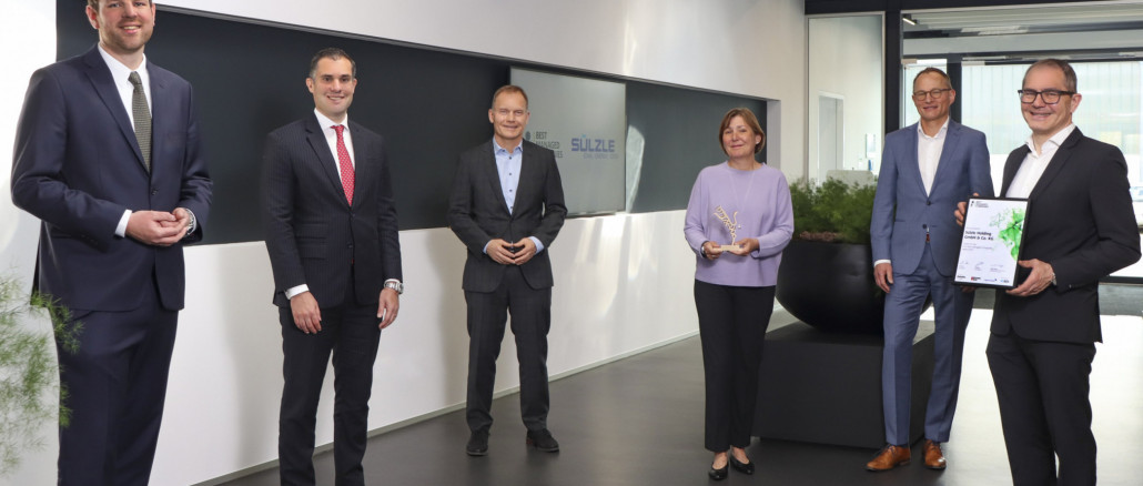 The presentation of the "Axia Best Managed Companies Award 2021" at the Sülzle Group in Rosenfeld (from left: Director at Deloitte Björn Neumann, Director at Credit Suisse Dr. Thomas Krause, Sülzle Group management, Heinrich Sülzle, Edith Kuret, Stefan Holweger and Andreas Sülzle) Photo credit: Sülzle Group © Sülzle Group