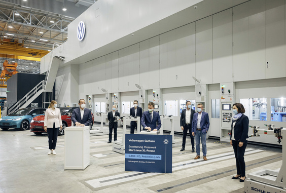 Dr. Christian Vollmer, Vorstand Produktion und Logistik der Marke Volkswagen : „Die Produktion reduziert mit ihrem Umweltprogramm „Zero Impact Factory“ konsequent die Emissionen in allen Fabriken und in der Logistik.“ © Volkswagen AG