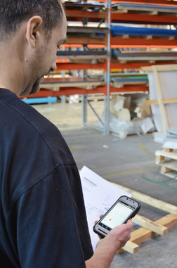 With Kastologic mobile, employees can use the most important functions of the warehouse management system on portable devices such as tablets and smartphones and thus also manage manual warehouse areas. © Kasto