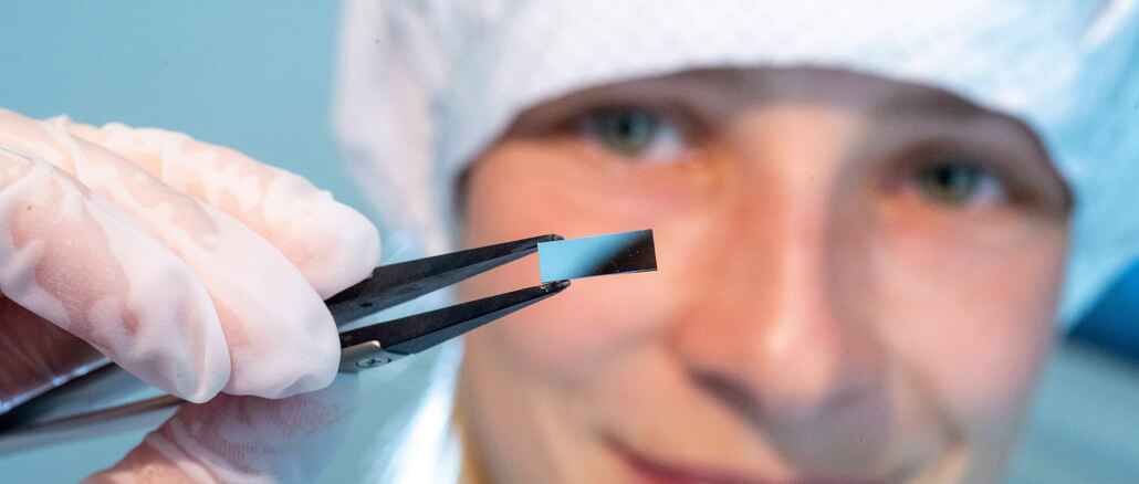 Q.ANT ist es gelungen, hochspezielle Lichtkanäle auf Silizium-Chips aufzubringen. Die photonischen Chips sollen in Zukunft zur Datenübertragung in Quantencomputern eingesetzt werden. Bild: © Trumpf