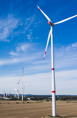 Sieben Windkraftwerke mit insgesamt 30 MW Spitzenleistung liefern indirekt den Strom für die Elektrolyse.Bild © Salzgitter AG