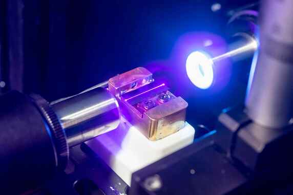 In einem Test-Stand von Q.ANT lassen sich die Lichtkanäle eines photonischen Chips überprüfen. Die Lichtkanäle sollen künftig für eine hohe Rechenleistung in Quantencomputern sorgen. Bild: © Trumpf