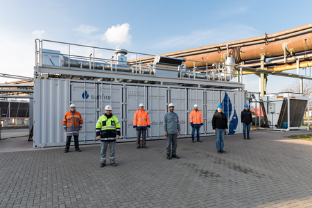 Core commissioning team in December 2020 in front of the HT electrolysis plant (from left): Lutz Türschen (SZFG), Gleb Miklin (Paul Wurth), Thomas Lapp (SZFG), Anand Agrawal (Paul Wurth), Aron Nimtz (SZFG), Michael Pruggmayer and Thomas Geiﬂler (both Sunfire). Image: © Salzgitter AG
