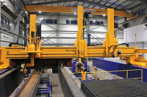 With the DRM, EGS can process different geometries multifunctionally. The cutting centre is equipped with three tool stations: for cutting beams (left), for sheets and container bases (front right) and for pipes (rear right). Image: © Microstep Europe