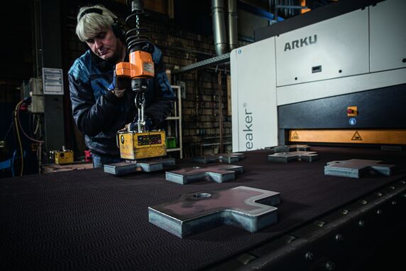 The EdgeBreaker 4000 has also made working with the heavy flame-cut parts much easier. Image:© Arku