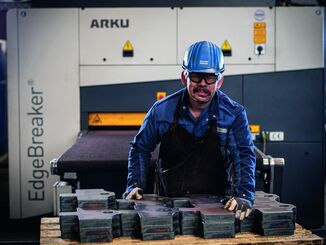 With the EdgeBreaker® 4000, Südstahl employees can work more productively than before. Image:© Arku