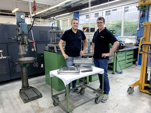 Peter Nußbaumer (l.) from Meusburger can support Joachim Dorner (r.) at any time, even with complex requirements. Image: © Meusburger