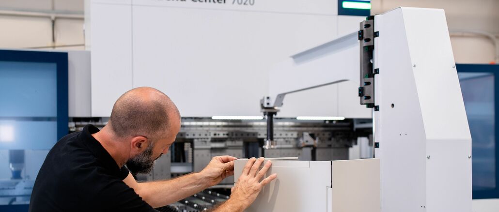 With the TruBend Center 7020, users can apply the advantages of swivel bending to complex geometries. Image: © Trumpf