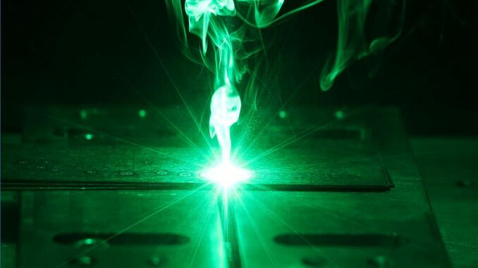 Grüner Laser: Mit grüner Wellenlänge lässt sich Kupfer energieeffizienter und qualitativ hochwertiger schweißen, und zwar unabhängig von der Beschaffenheit der Materialoberfläche. Bild: © Oliver Graf