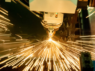 Bei der Technologie EdgeLine Bevel erzeugt eine Trumpf Standardmaschine fürs Laserschneiden schräge Schnittkanten an den Konturen des Bauteils, sogenannte Fasen. © Trumpf / Martin Stollberg