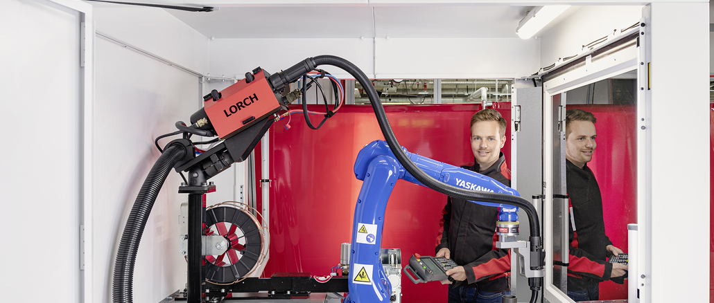 The best of both worlds - the heart of the compact welding cells is the Motoman AR 900 robot from Yaskawa and the S-RoboMIG XT from Lorch as welding power source. The two components are optimally matched to each other and can be easily controlled via a control panel. © Lorch Andreas Körner