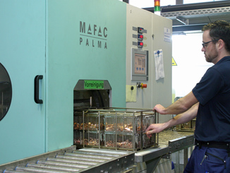 Small components are filled into baskets as bulk material at Isabellenhütte. The Mafac cleaning machines are loaded by specially trained personnel - here for demonstration the process developer Michael Dickel. © Mafac