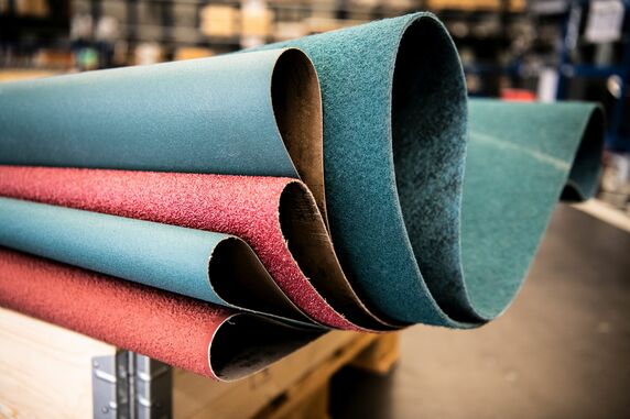 Arku abrasive belts remove the burr from the part edge, while abrasive fleeces give the sheets the necessary structure. Both are available in different versions at Arku. © Arku