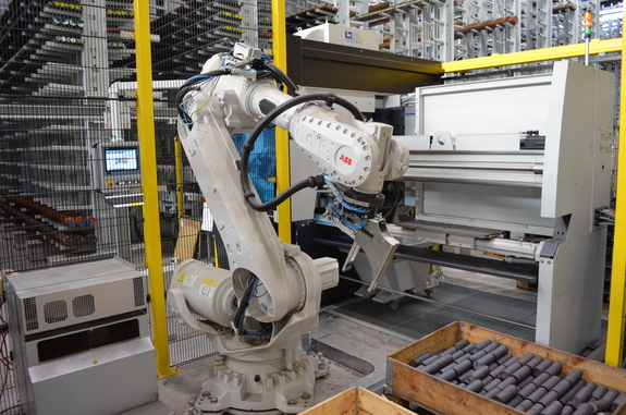 Also connected to the warehouse are two Kastovariospeed production circular saws. The Kastosort sorting robots take over the handling of the sawn sections here. © Kasto