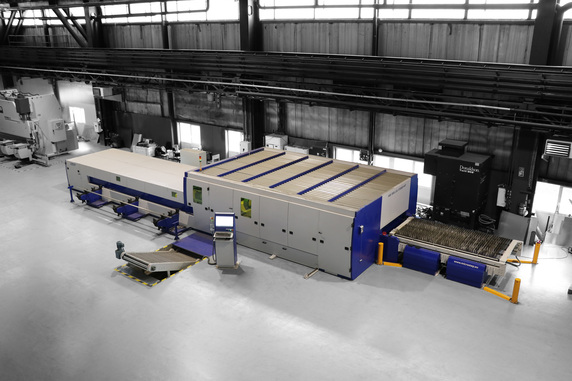 The flexible systems are becoming faster and more precise. As a result, loading and unloading is increasingly becoming a bottleneck. With automated material handling systems, sheets, tubes and profiles can be brought into position and a continuous material flow is created for even greater efficiency. Systems are available for different types of plants. The picture shows an automated laser cutting system with shuttle table for flat material as well as automatic tube feeding and conveyor for material discharge. © MicroStep Europe