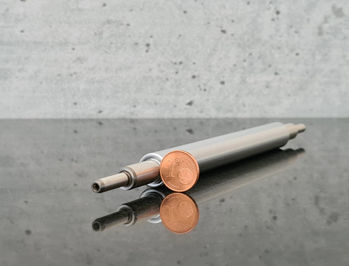 The straightening rolls of the Kohler CPL 120 precision straightening machine have a smaller diameter than a 1 cent coin with its approximately 16 mm © Kohler Maschinenbau