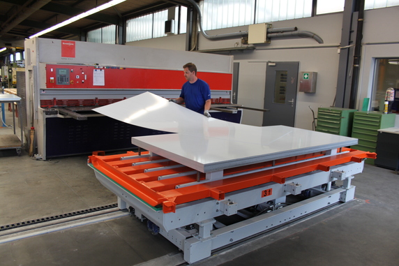 Storage systems, connected conveyor technology as well as processing machines with the corresponding material handling can be controlled and managed uniformly with Kastologic. © Kasto