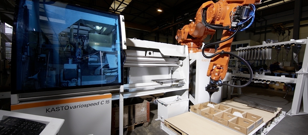 With the robot connection Kastosort, the removal of saw cuttings and numerous other tasks from deburring and chamfering to centering and threading, marking and printing to sorting, stacking and picking can be automated. © Kasto