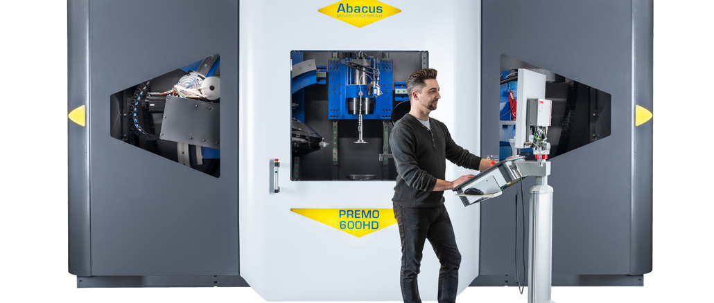 The "Premo global spinning 4.future" solution provides plant operators, plant managers, business managers, etc. with information about the spinning processes that is relevant to their target groups. Guido Klekamp, sales manager of Abacus Maschinenbau, demonstrates the easy handling. © Abacus Mechanical Engineering