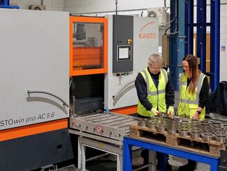 Emma Parkinson, operations manager at Howat Group, inspects the cutting quality of the Kastowin pro AC 5.6 together with one of the operators © Kasto