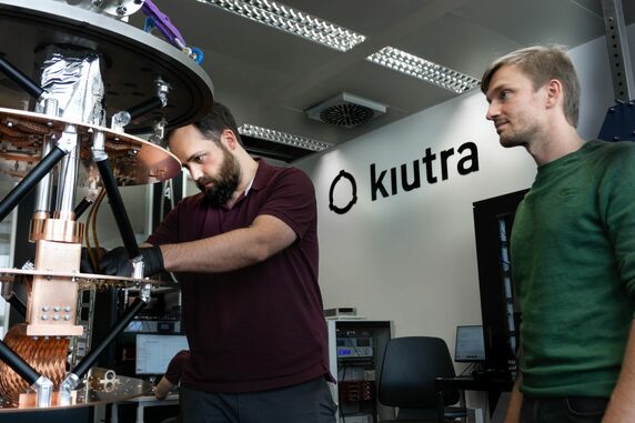 Kiutra-CTO Jan Spallek und -CEO Alexander Regnat bei der Prüfung eines vom Unternehmen entwickelten magnetischen Kühlers. © Trumpf