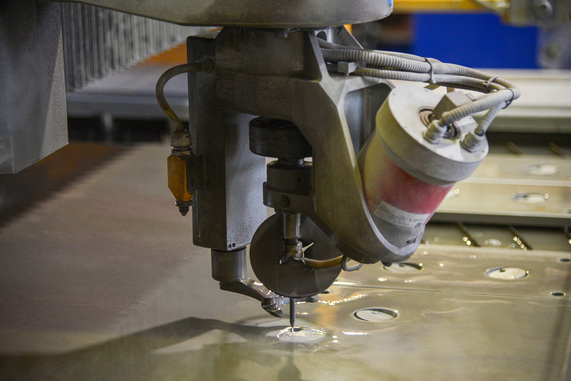 Cutting with water jet has some advantages. This also includes the natural-ecological aspect. Here, the entire cycle must work together: from the design and use of suitable components to the use and disposal of water and abrasive sand. © MicroStep