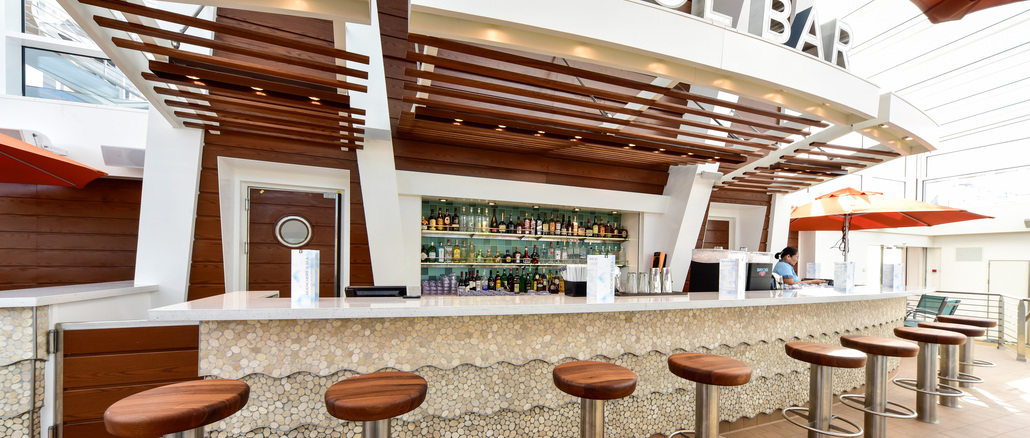 Complex sheet metal work on cruise ships is part of Stiegeler Metallbau's daily business. Here, in addition to the counter base, they created all the sheet metal elements - from the front paneling to the bar stool legs to the large "POOL BAR" letters. © Stiegeler