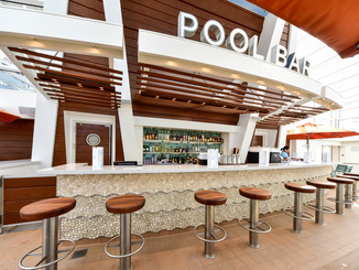 Complex sheet metal work on cruise ships is part of Stiegeler Metallbau's daily business. Here, in addition to the counter base, they created all the sheet metal elements - from the front paneling to the bar stool legs to the large "POOL BAR" letters. © Stiegeler