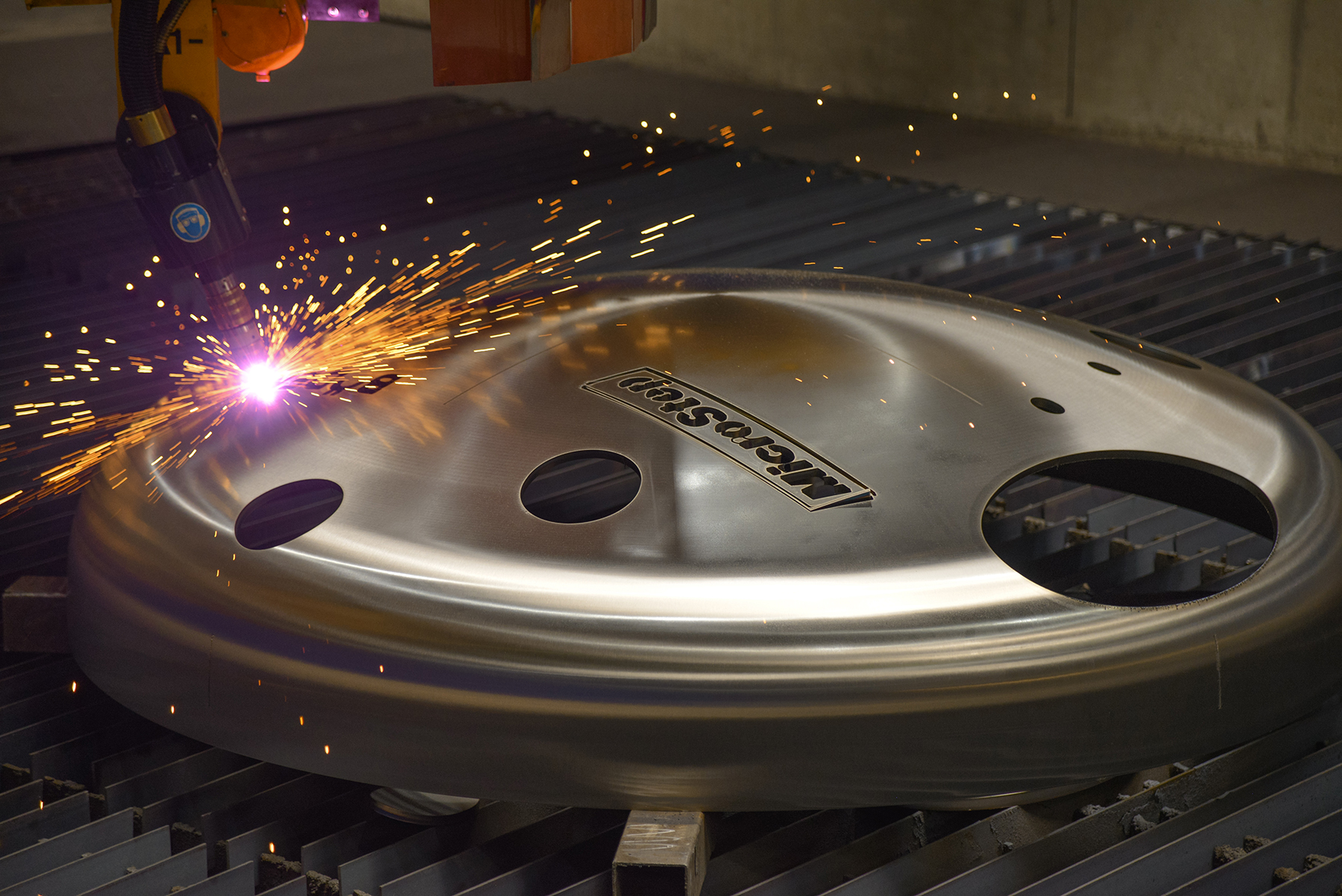 With the endless rotating chamfering unit, extended 3D machining is possible not only on flat material, but also on container bases - thus weld seam preparations can be realized up to below the brim. © MicroStep