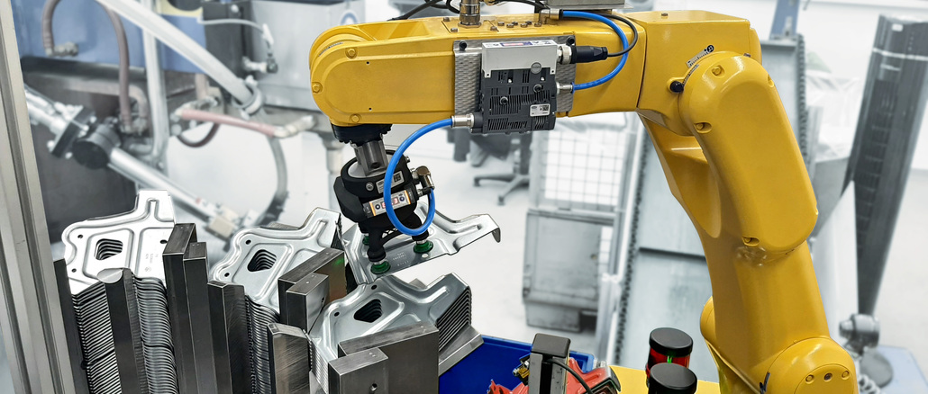 Mit Hilfe des Leichtbaugreifers SLG von Schmalz entnimmt der Roboter die gestanzten Bleche zuverlässig einzeln vom Stapel. © Schmalz