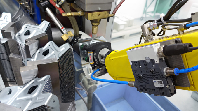 Trotz begrenzter Greifflächen am Biegestanzteil arbeitet der Roboter mit dem SLG-Greifer sehr prozesssicher. © Schmalz