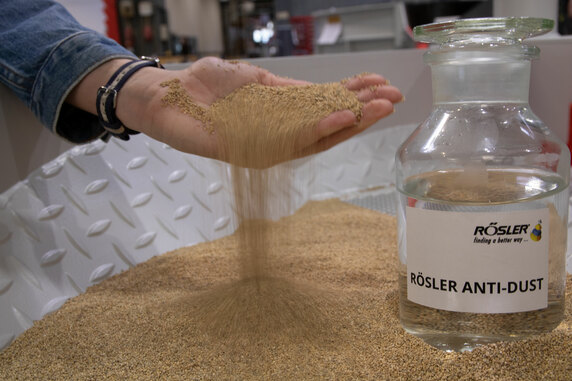 The easy-to-dose and food-safe additive Anti-Dust effectively binds dust produced during drying with natural granules such as corn meal. The result is cleaner workpieces and production environments, as well as a more pleasant working environment. © IMG Rösler