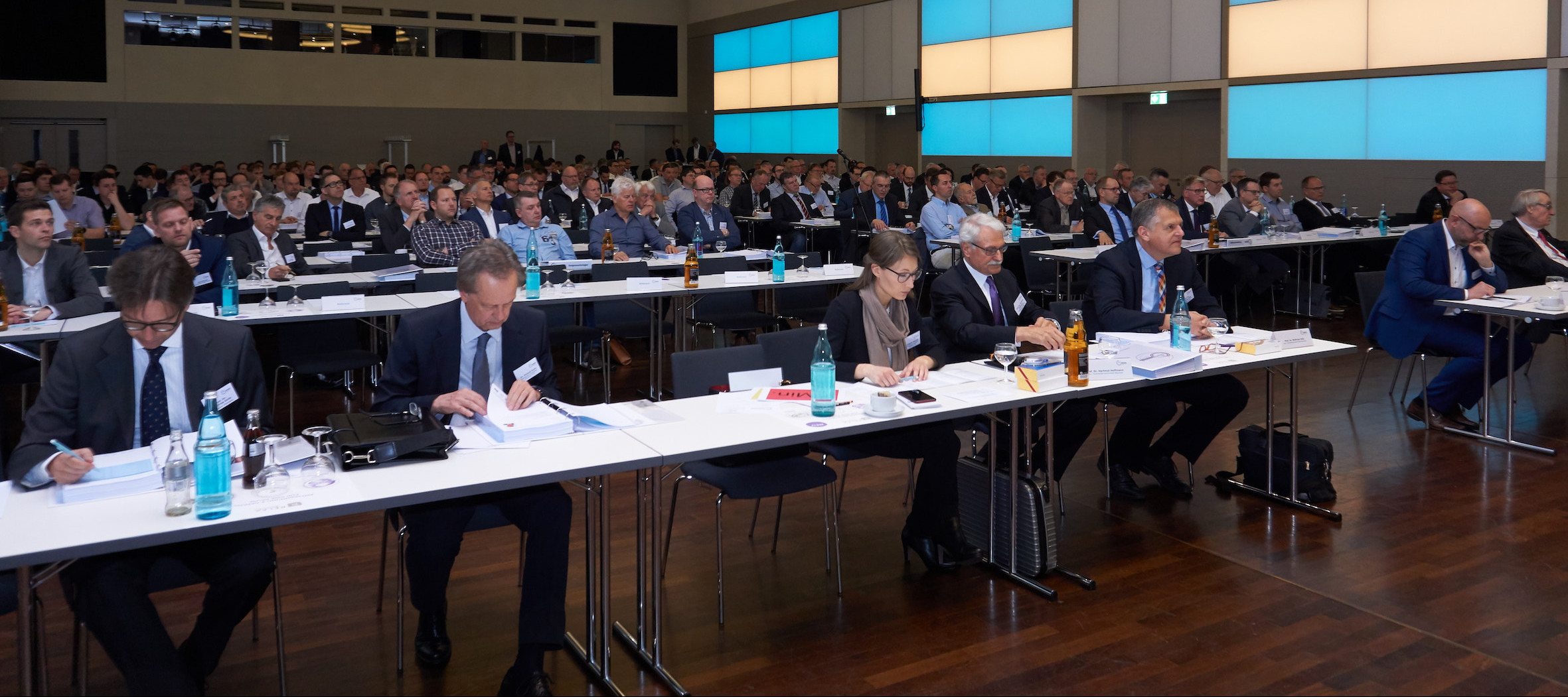 The Stanzkongress is always attended by numerous prominent representatives from research and industry, including TUM professors Prof. Dr. Hartmut Hoffmann and Prof. Dr. Wolfram Volk (front row). © KIST