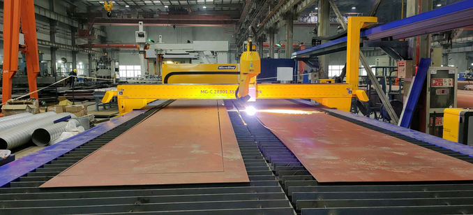 LiuGong produces and sells wheel loaders, excavators or bulldozers worldwide. The cutting of the flat material requires enormous dimensional accuracy and precision. For this, LiuGong relies on MicroSteps MG with plasma rotator. © MicroStep Europe