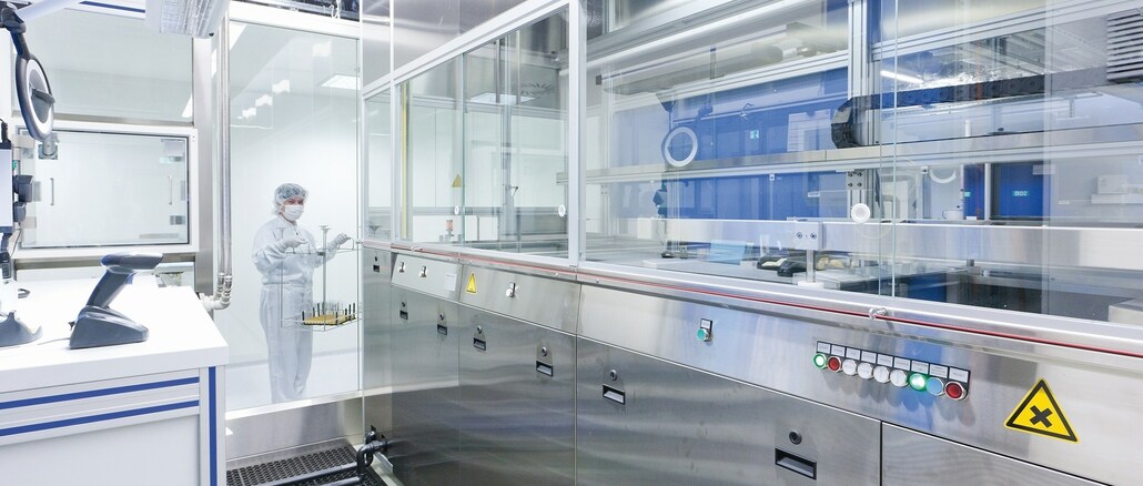 For integration into a clean room, the ultrasonic fine cleaning systems are equipped according to the clean room class. © UCM / Gebr. Brassel
