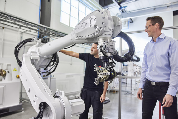 ABB's two new families of large robots - pictured here is the IRB 5710 - are designed especially for complex production applications - such as electric vehicle manufacturing, foundries and forges, and rubber, plastics and metal processing. © ABB