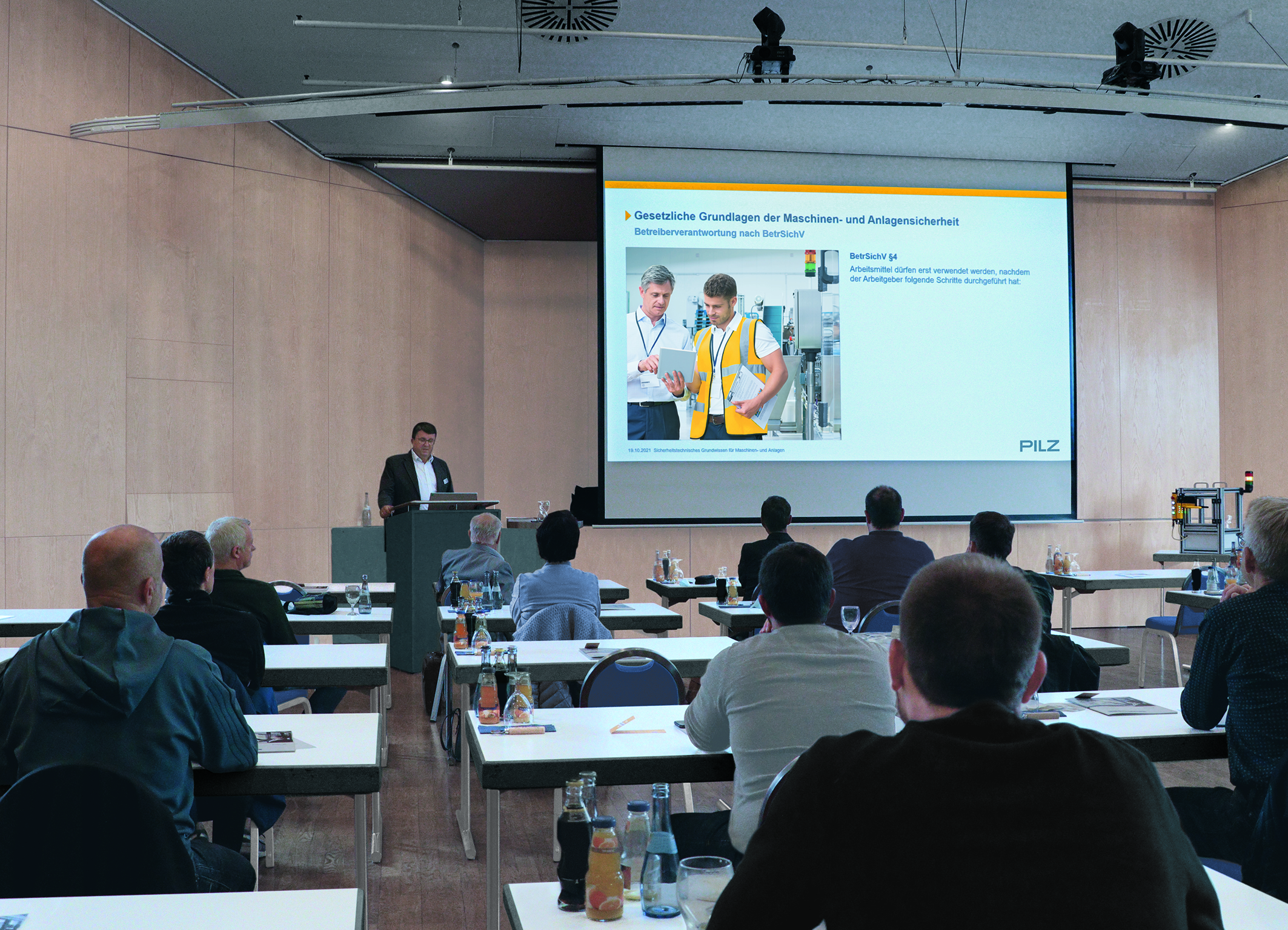 Pilz brings "safe automation" on site in a practical way - with the continuation of the successful "Automation on Tour" series of events. © Pilz