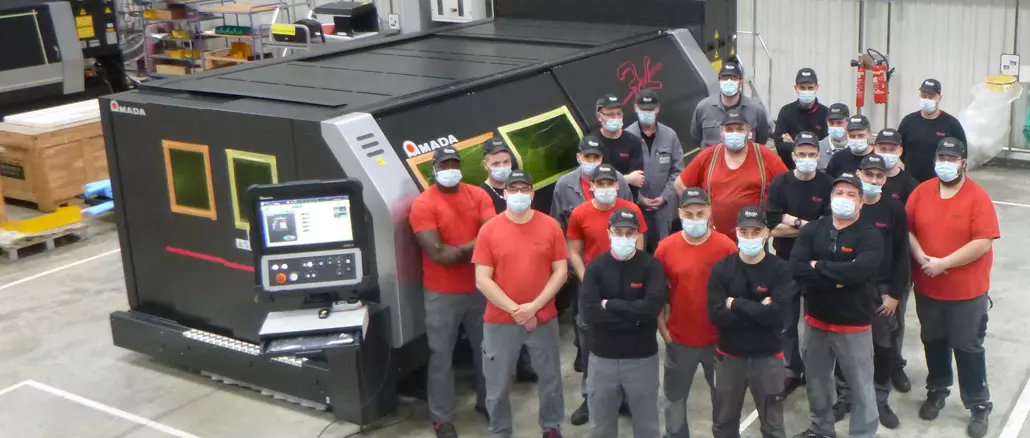 The Amada employees in Haan are very happy about the sale of the 100th machine. Ventis-3015AJ with LBC © Amada