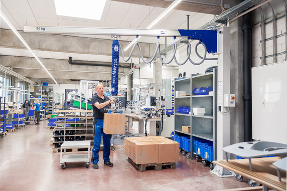Der Flachausleger aus Aluminium ermöglicht ergonomisches Arbeiten auch in niedrigeren Räumen. © Schmalz