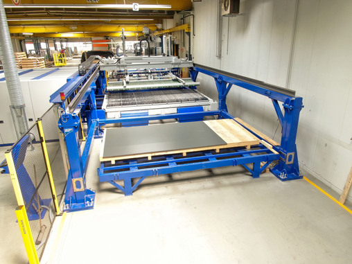 For even more efficiency and productivity, Swarco invested in the MSLoad. The modular material handling system is used for automatic loading of raw material as well as unloading of cut parts in connection with the automatic shuttle table of the laser cutting system. © MicroStep Europe