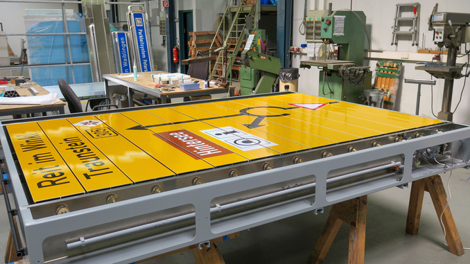 Traffic signs, signs and traffic sign bridges are developed and manufactured. In production, speed and efficiency are crucial. © MicroStep Europe