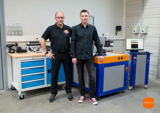 The M series from Optogon as an open system at Bornemann GmbH behind Ralf Berger (l.), commercial manager at Bornemann, and Roland Wilhelm, laser specialist and laser safety officer at Bornemann. © Bornemann