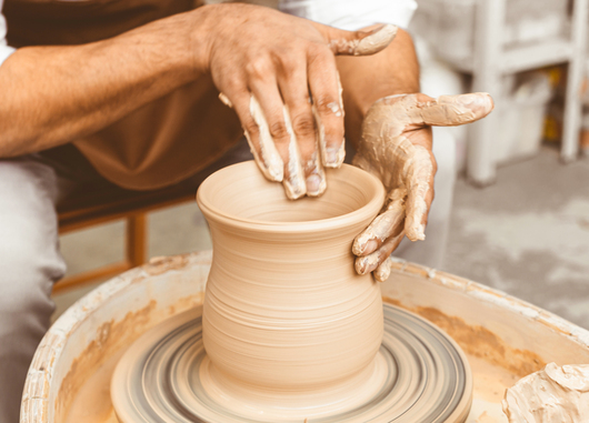 The new tool-less process is reminiscent of pottery. The shaping hands resemble the axially and radially movable inner and outer rollers. © Leifeld