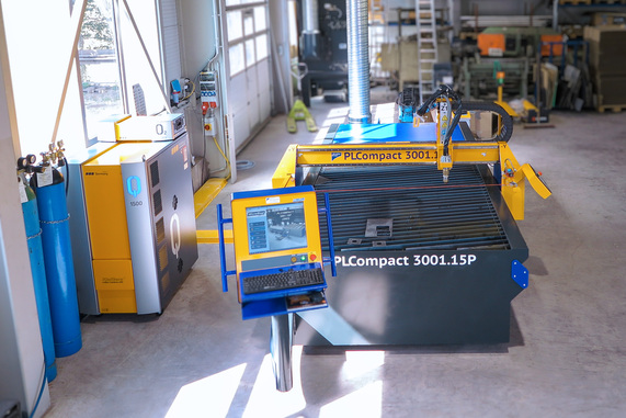 Metallbau Ganzmann invested in the PL Compact from MicroStep: It handles all 2D cutting tasks from 3 to 30 mm sheet thickness. © MicroStep Europe