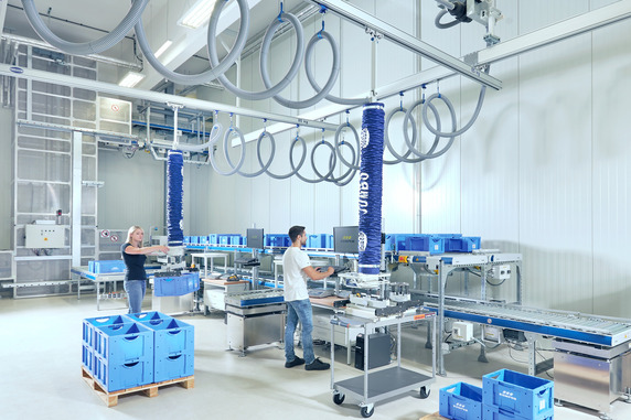 With its suspension crane systems, Schmalz offers flexible handling solutions for large work areas and loads of up to 1,200 kilograms. © Schmalz